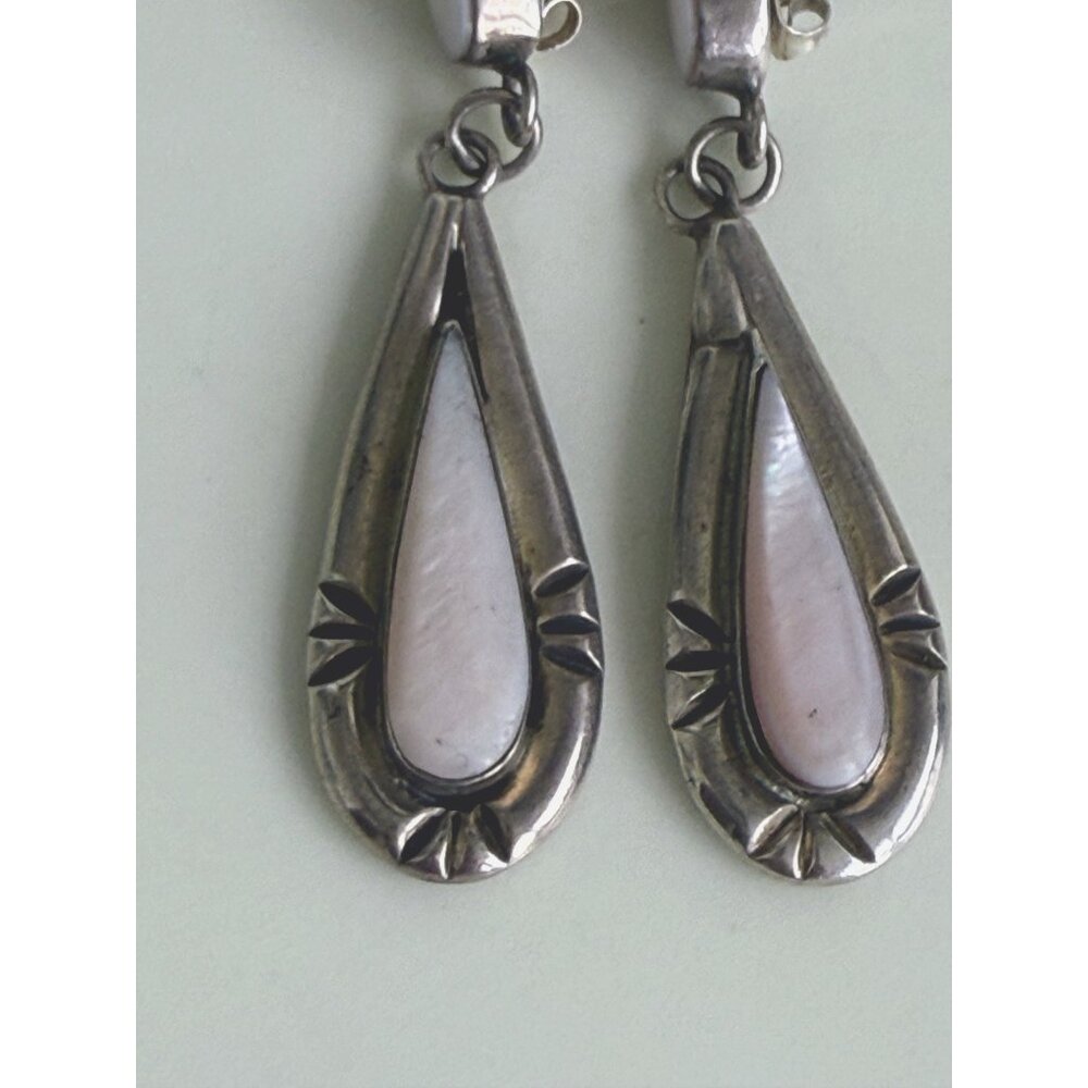 Vintage 80s Native American Pink Pearl Shell Dangle Earrings Sterling Signed Tem - Picture 10 of 10